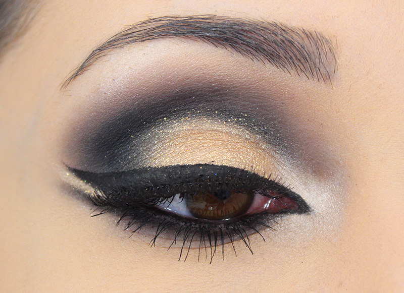 Outra opção é o olho dourado com delineador preto para eventos mais chics (Foto: Reprodução)